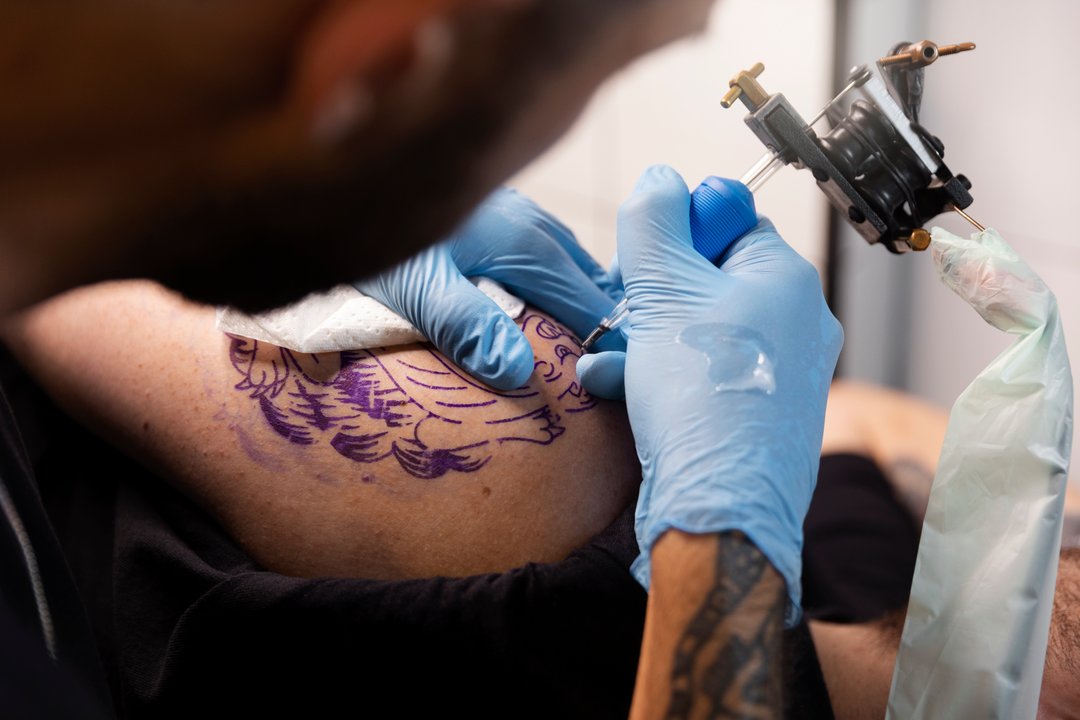 Persona mostrando tatuajes en el brazo