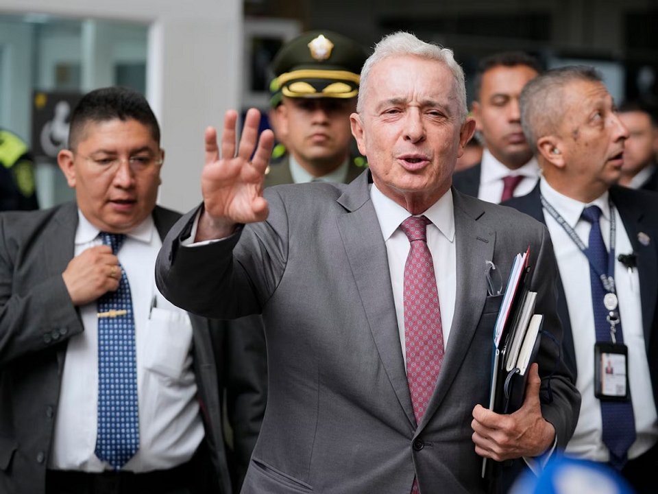 Álvaro Uribe durante una conferencia donde elogió a Javier Milei