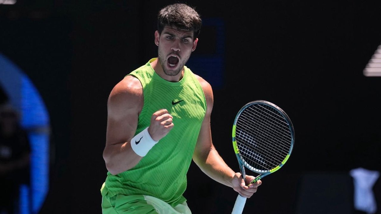 Carlos Alcaraz celebra su victoria ante Tommy Paul en el Australian Open