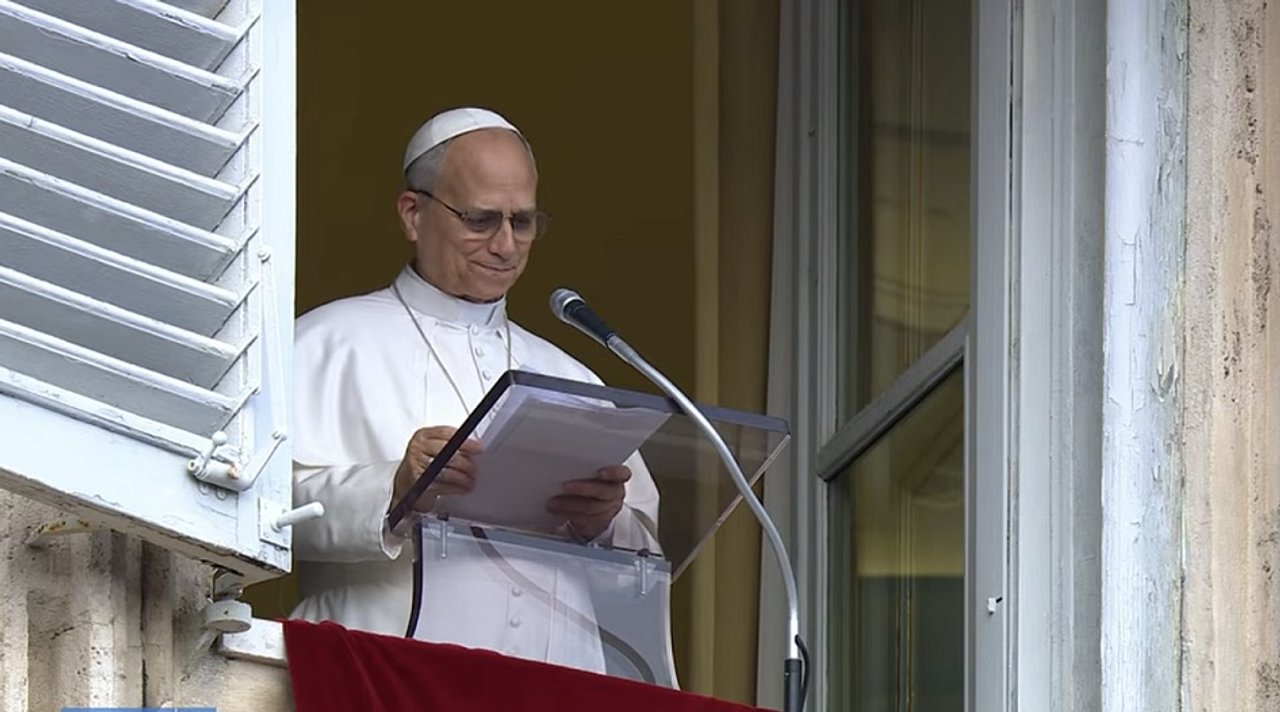 León XIV durante el Ángelus en el Vaticano