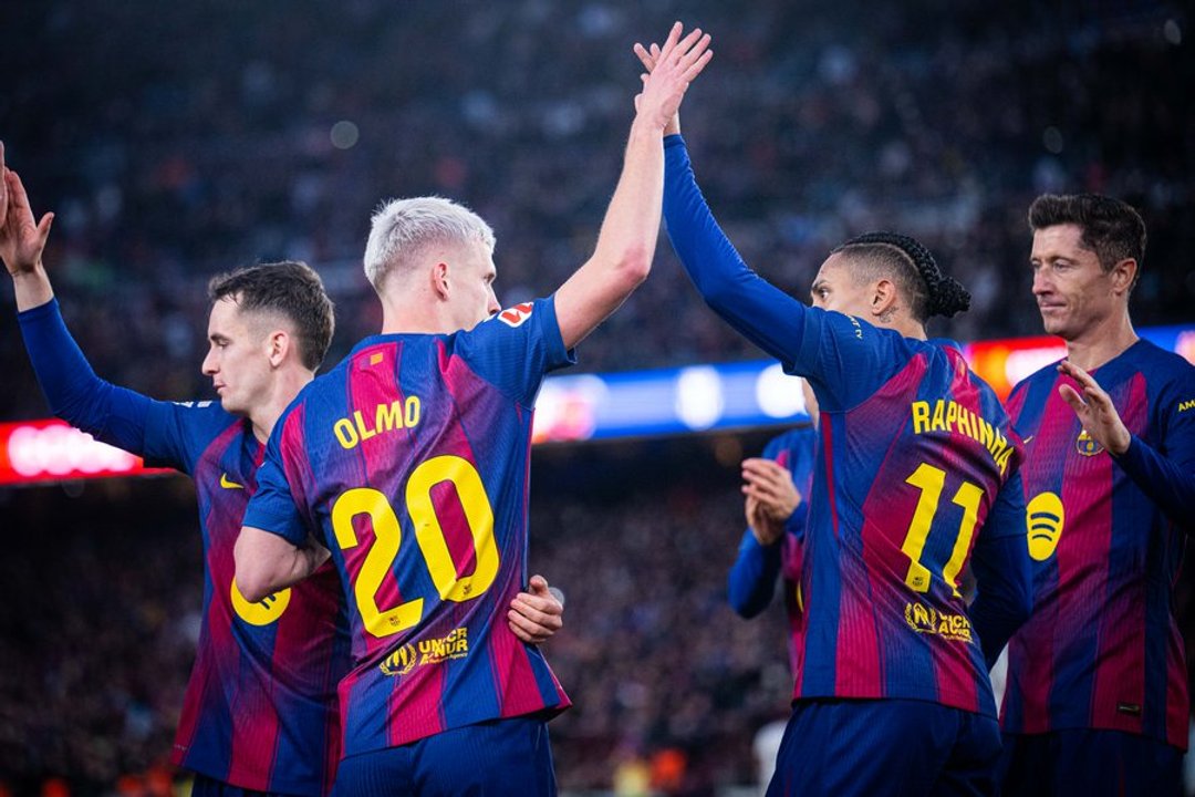Barcelona celebra uno de los goles ante Real Oviedo en el Camp Nou