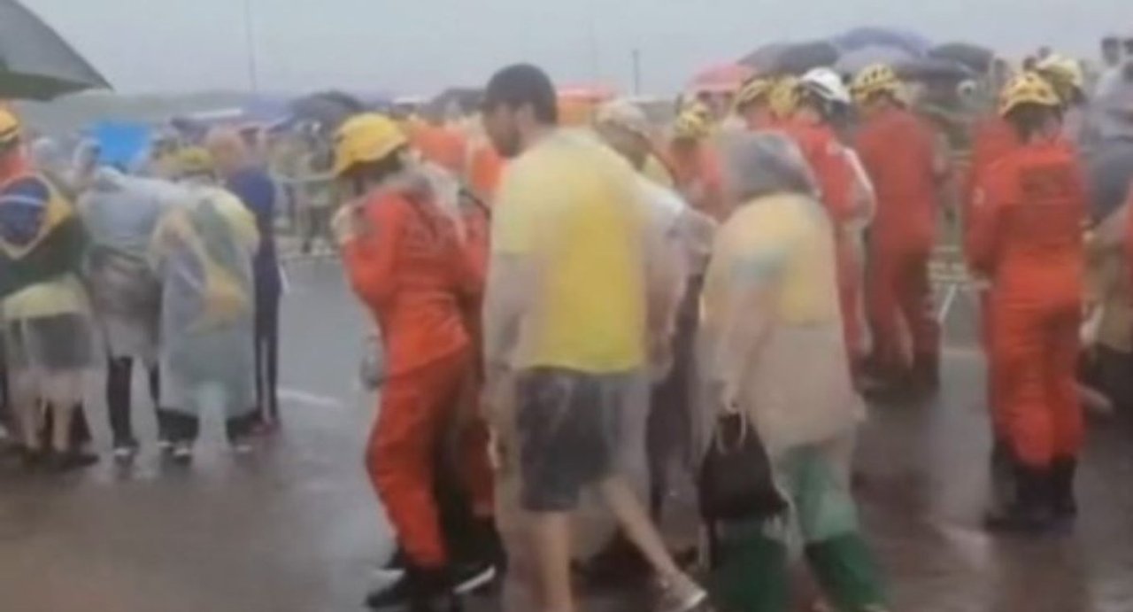 Servicios de emergencia asisten a manifestantes heridos tras la caída de un rayo en Brasilia