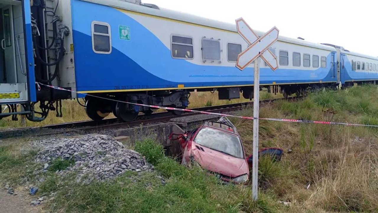 Operativo de emergencia tras el choque entre tren y auto en Ruta 2