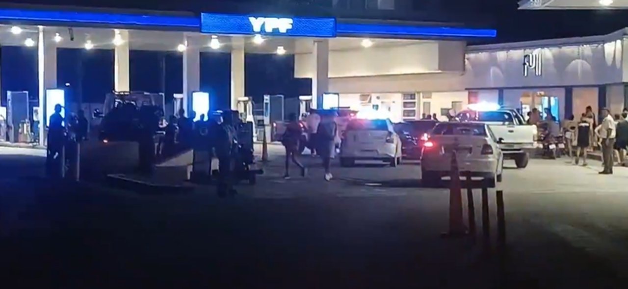 Patrullero policial frente a una estación de servicio en Zárate