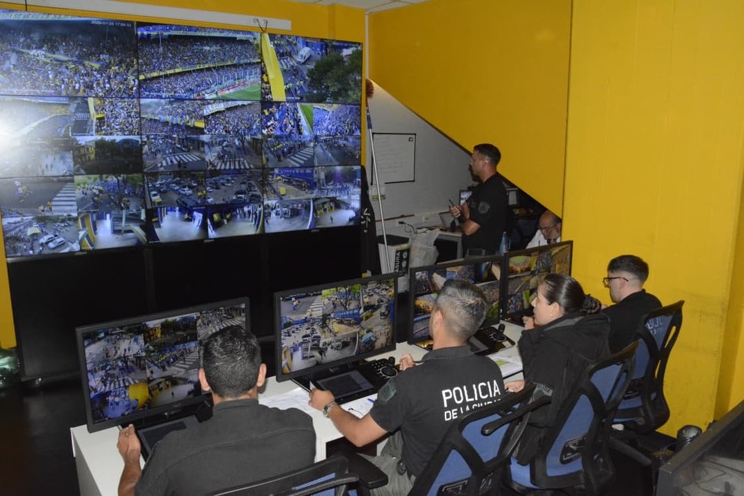 Operativo policial en estadios porteños durante el inicio del torneo Apertura