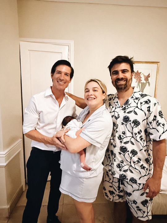 Sofía Pachano junto a su bebé Vito recién nacido