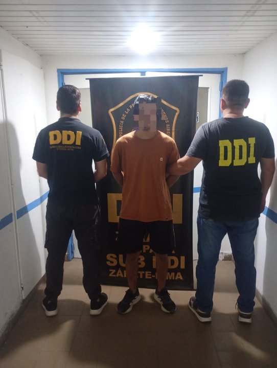 Patrullero policial en un operativo nocturno en Zárate