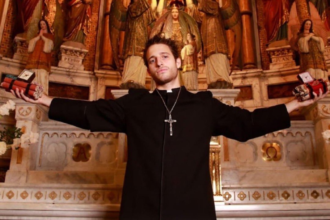 Wos caracterizado como sacerdote en la nueva película de Luis Ortega