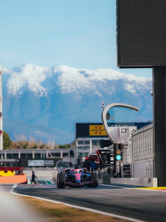 Franco Colapinto a bordo del Alpine A526 durante los test de pretemporada en Barcelona
