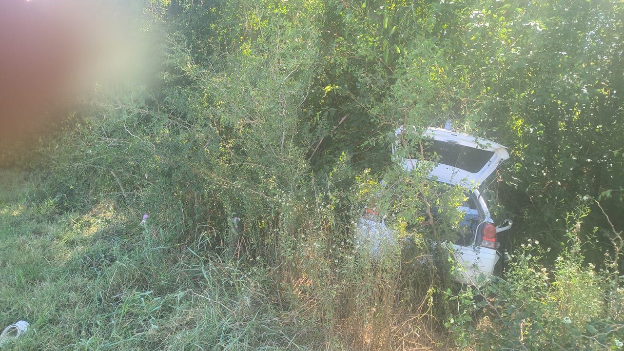 Auto siniestrado en la Ruta 2, a la altura del kilómetro 86