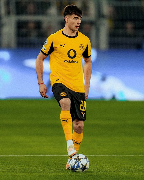 Aaron Anselmino en su paso por Borussia Dortmund