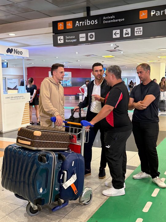 Santiago Arias en su llegada a la Argentina para sumarse a Independiente