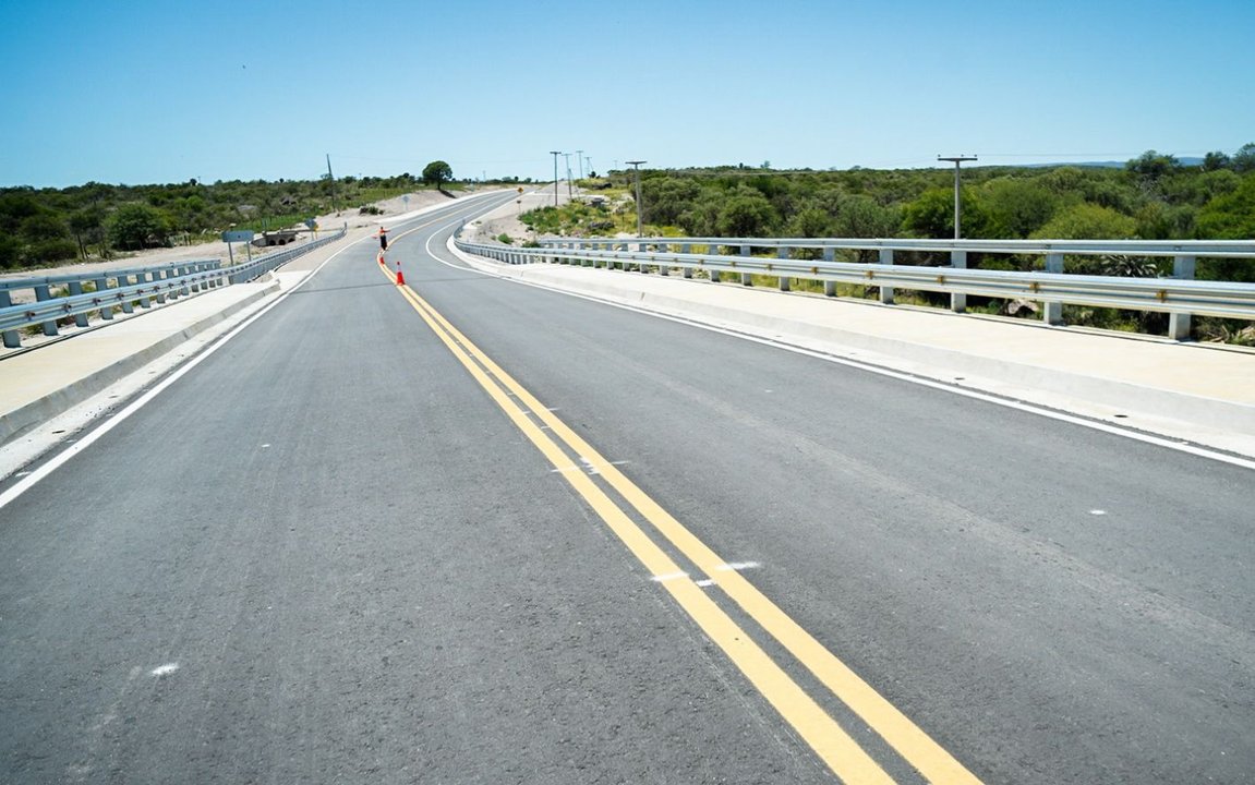 Obras de pavimentación en el Camino de los Gigantes, en las sierras de Córdoba