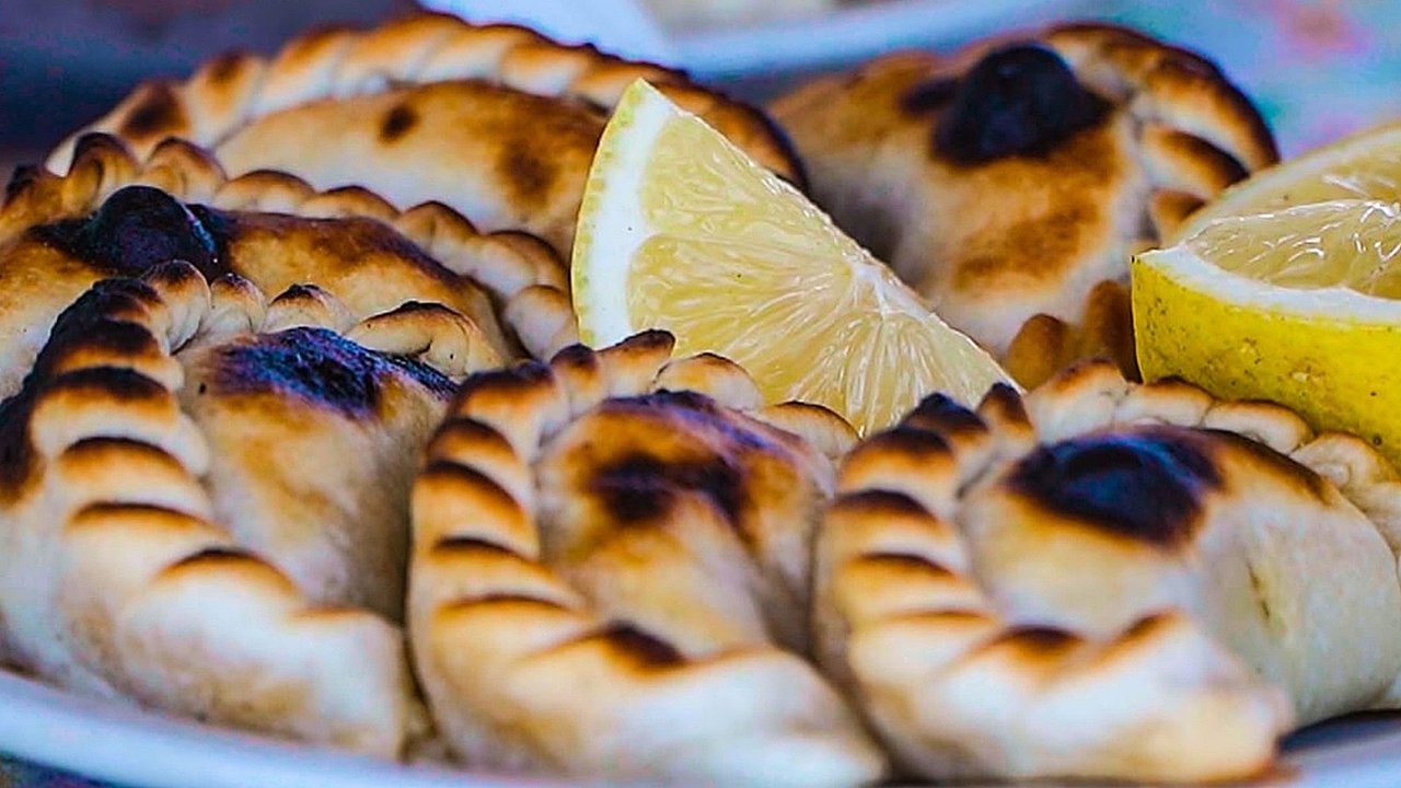 Empanadas tucumanas tradicionales recién salidas del horno