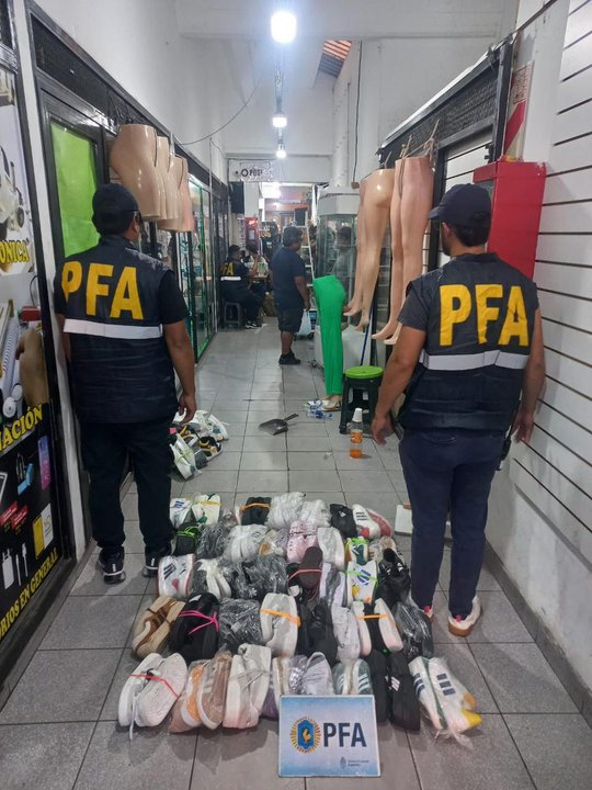Operativo de la Policía Federal en una feria clandestina de Villa Celina