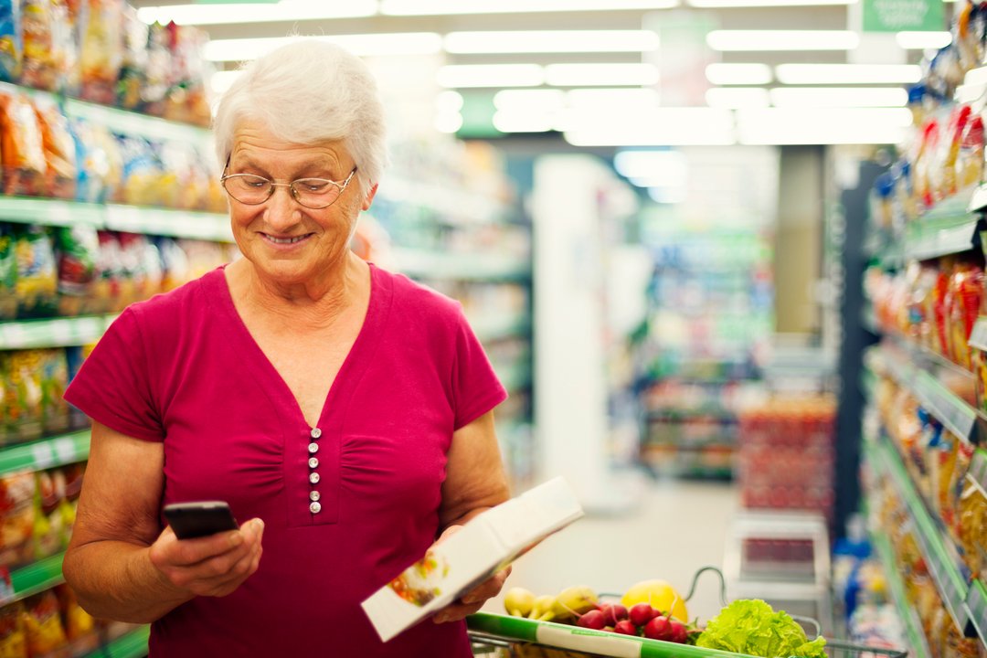 Jubilados aprovechan descuentos en supermercados y farmacias