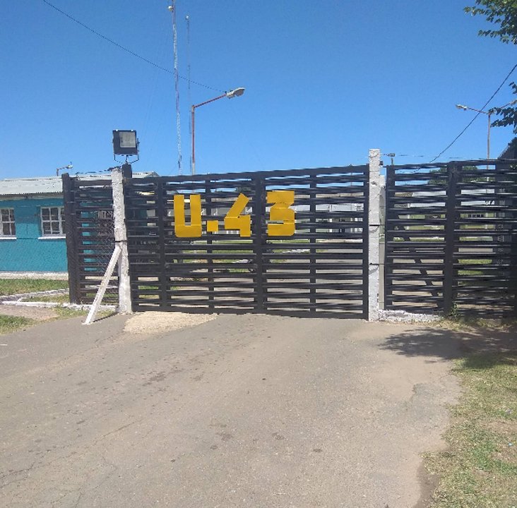 Ingreso a la Unidad 43 de González Catán
