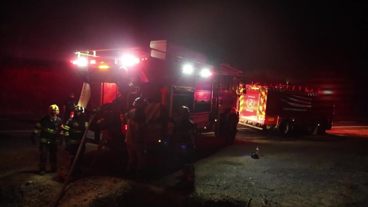 Bomberos combaten un incendio en un hostal cerca de Moscú
