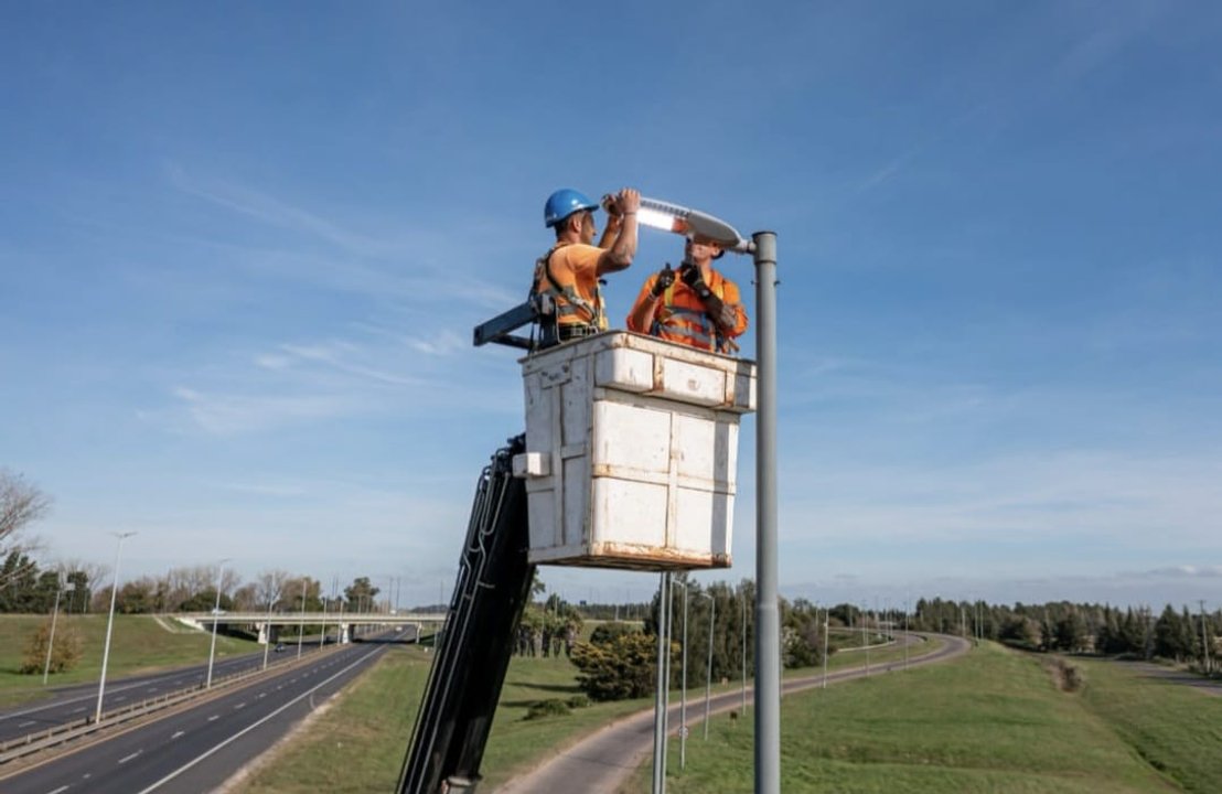 Trabajos de recambio de luminarias LED en la Autovía 6