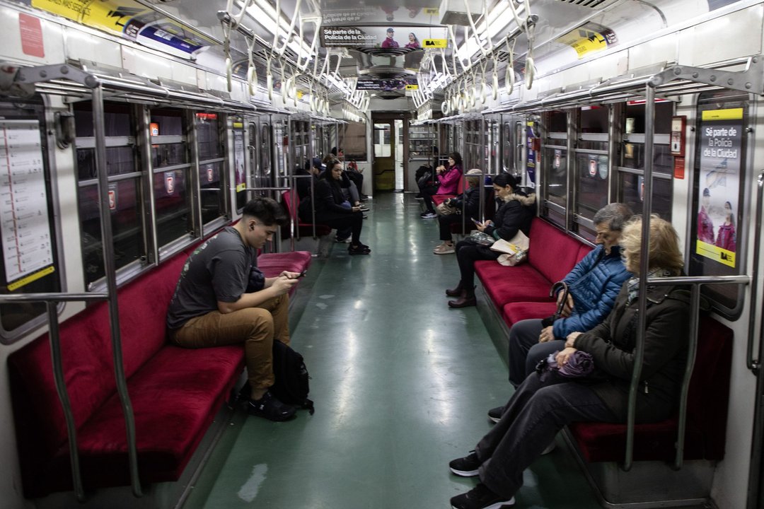Accesos liberados en la estación Federico Lacroze de la Línea B del subte