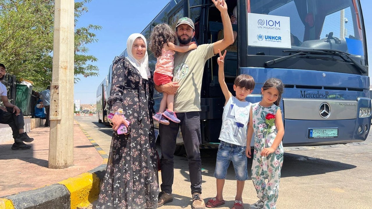 Familias sirias regresando a sus hogares tras la guerra