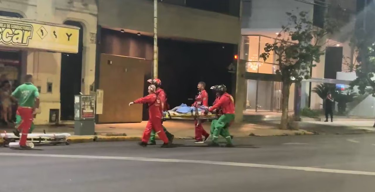 Patrullero y operativo policial en Morón