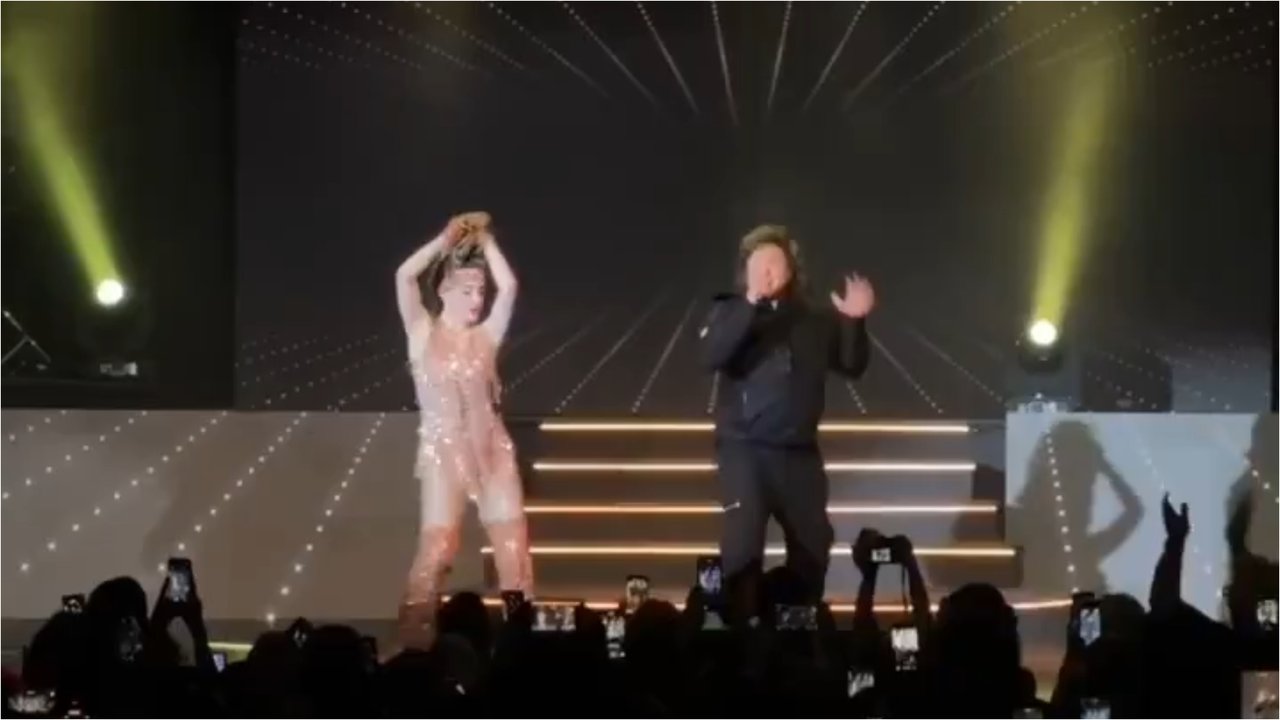Javier Milei cantando El Rock del Gato junto a Fátima Florez en Mar del Plata