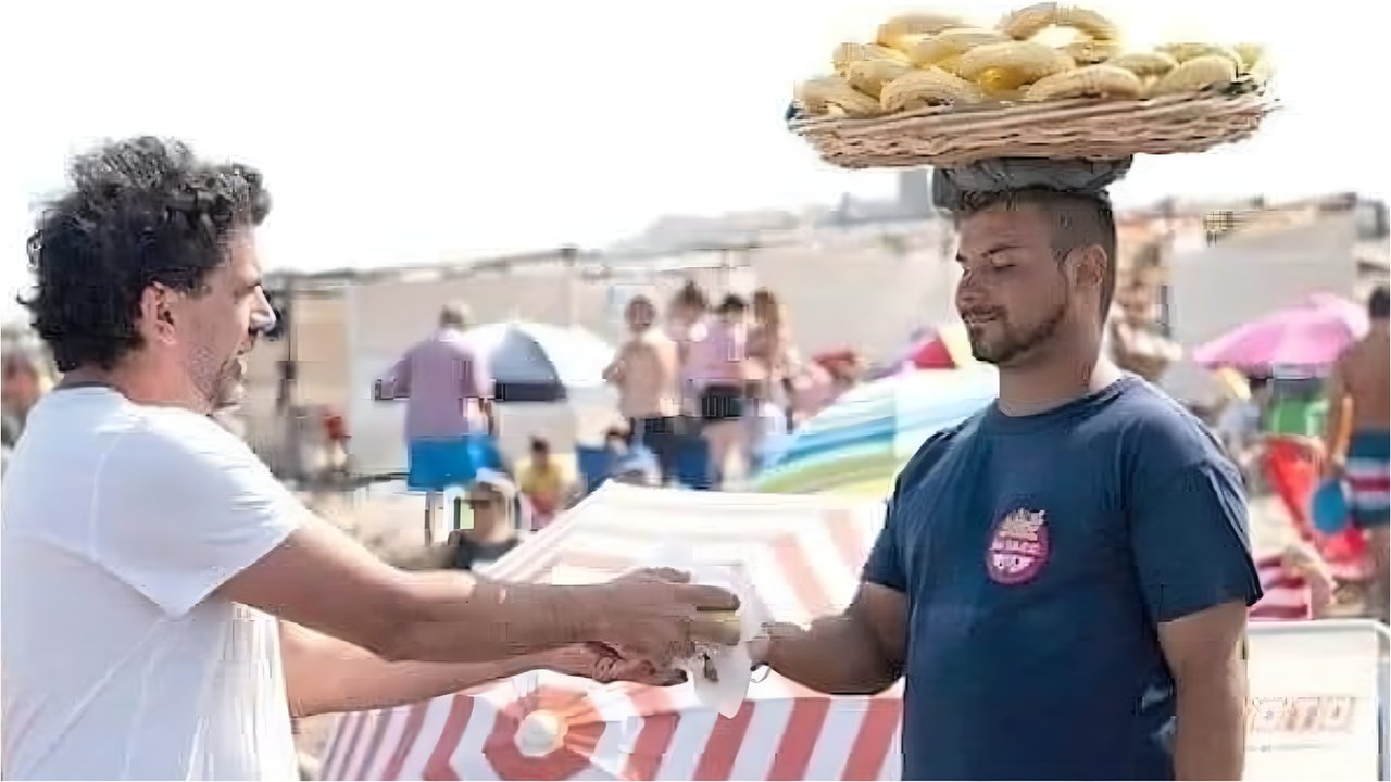 Vendedor de chipá ofreciendo roscas en la playa de Mar del Plata