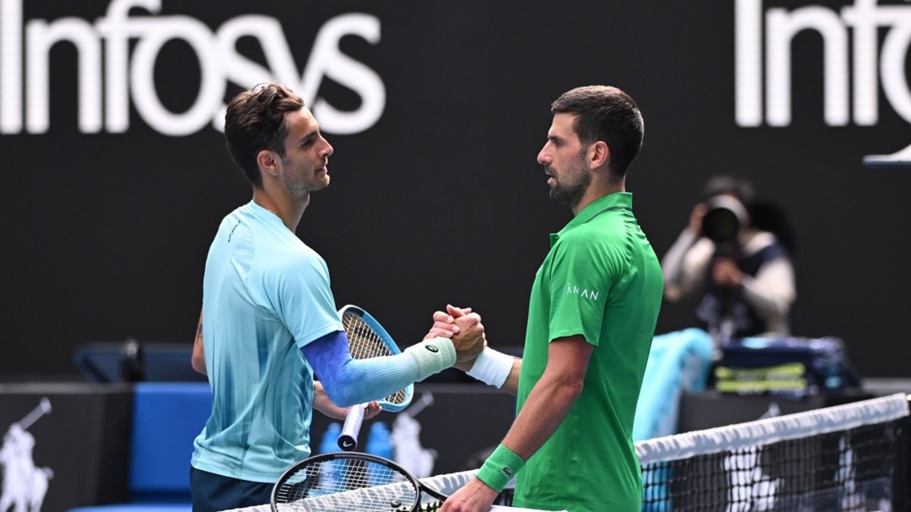 Novak Djokovic avanza a semifinales del Abierto de Australia por lesión de Lorenzo Musetti