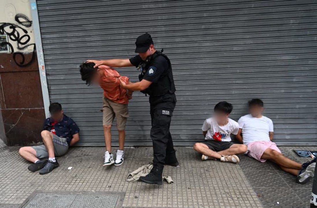 Efectivos policiales en operativo contra banda de entraderas