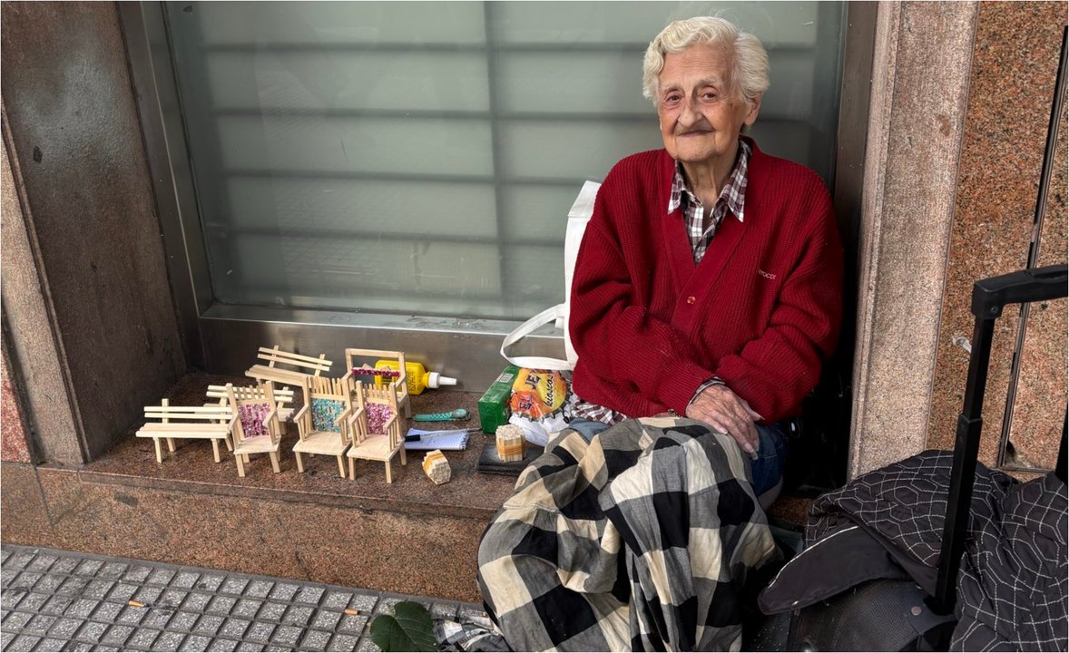 María Inés, profesora jubilada de 89 años, vendiendo artesanías en la calle