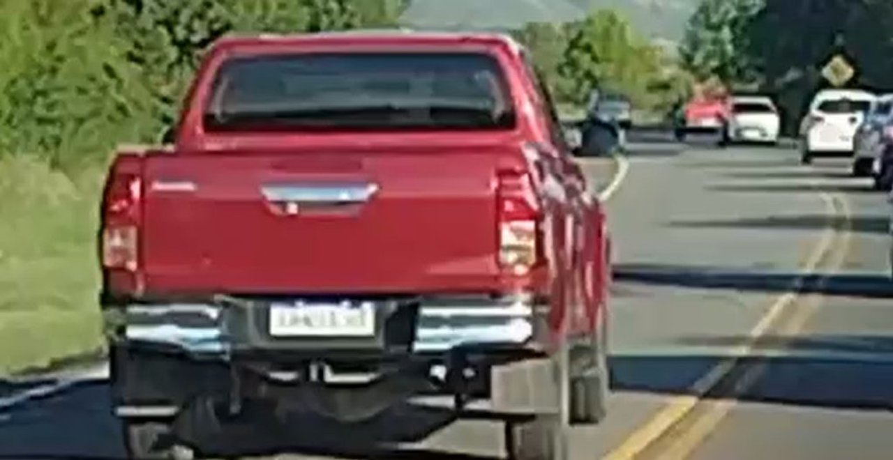 Camioneta realizando maniobras peligrosas en Camino de las Altas Cumbres