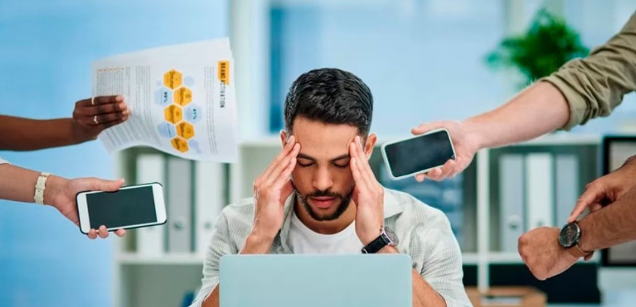 Trabajador revisando el celular durante sus vacaciones