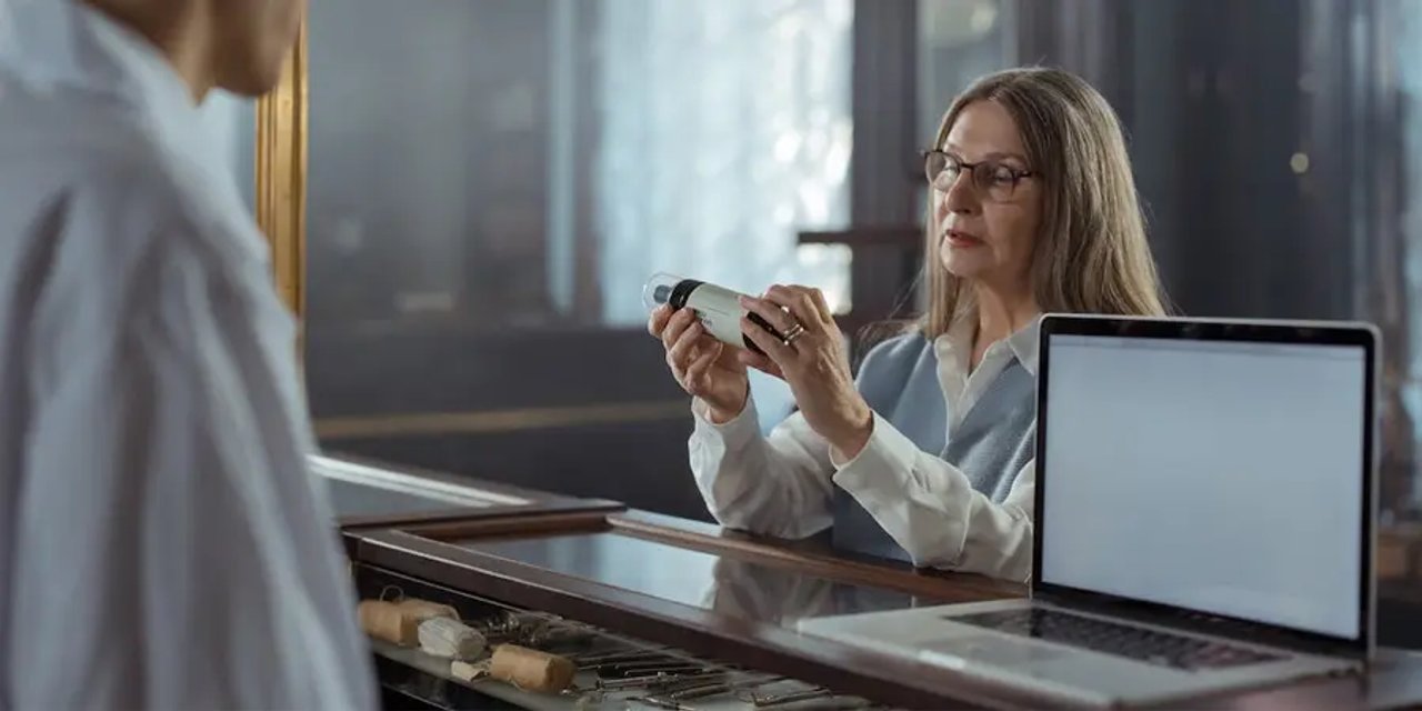 Dueña de distribuidora dialoga con empleados sobre caída de ventas