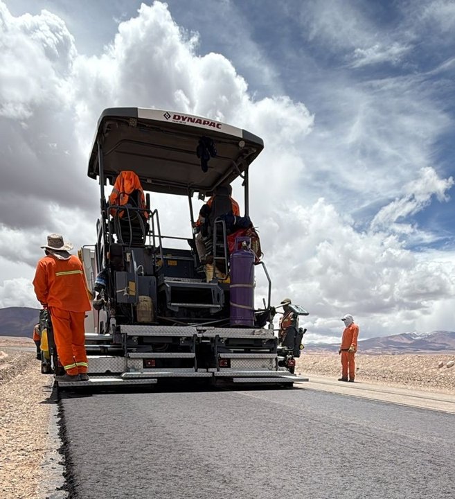 Obras de pavimentación en la Ruta Provincial 43 en Antofagasta de la Sierra, Catamarca