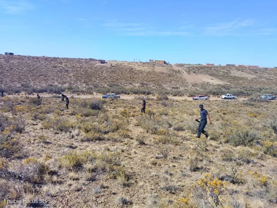 Peritos trabajan en el hallazgo de restos humanos en Caleta Olivia