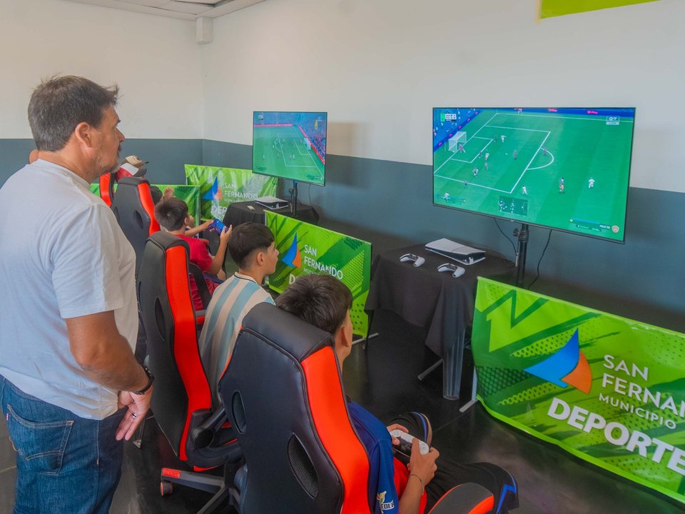 Jóvenes participan de talleres de gaming y DJ en polideportivos de San Fernando