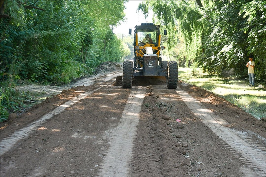Maquinaria municipal realizando obras de entoscado y drenaje en San Vicente