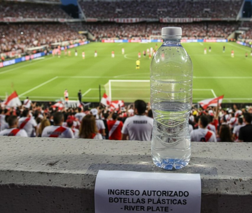Hinchas de River en el Monumental bajo altas temperaturas