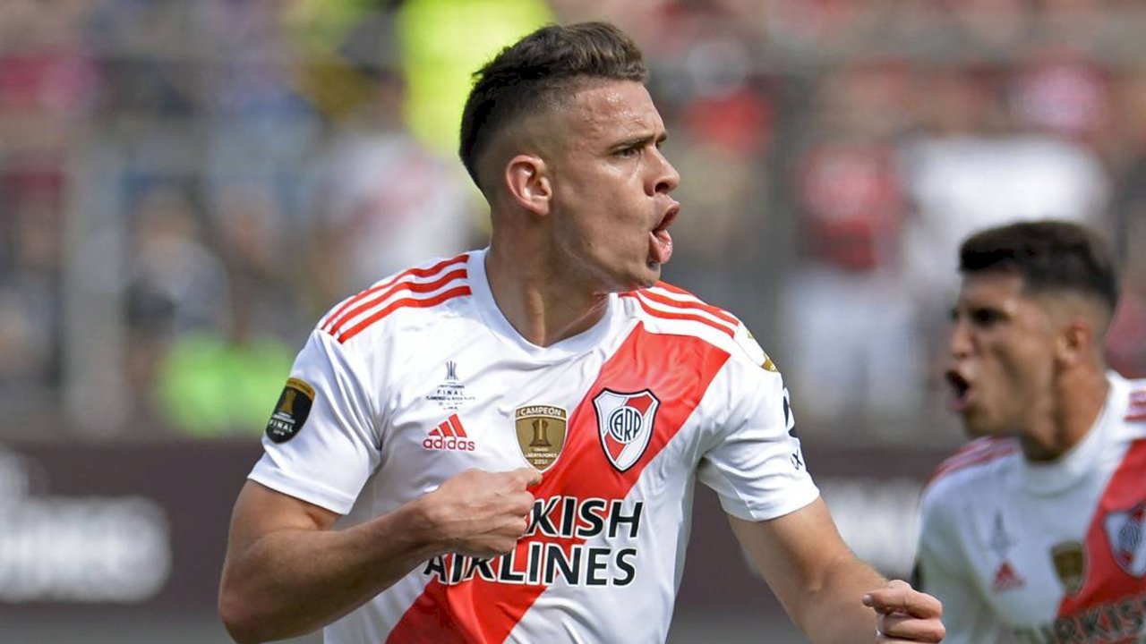 Rafael Santos Borré festejando un gol con la camiseta de River Plate