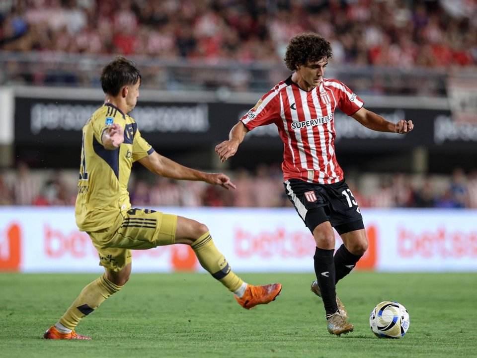 Estudiantes de La Plata y Boca Juniors se enfrentan en el Estadio UNO por el Torneo Apertura