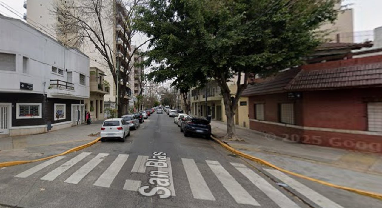 Patrullero y personal policial en un operativo en la Ciudad de Buenos Aires