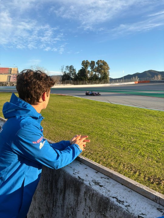 Franco Colapinto y el auto Alpine de Fórmula 1 en boxes