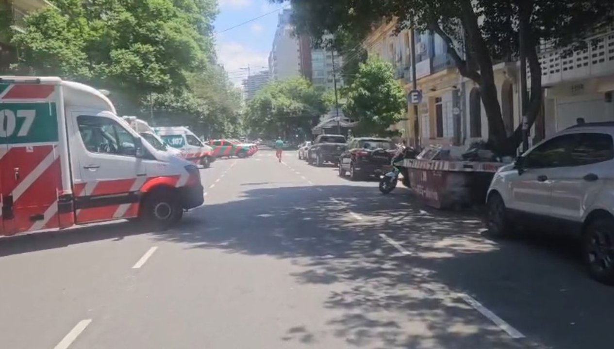 Operativo de Bomberos y SAME durante un incendio en Palermo