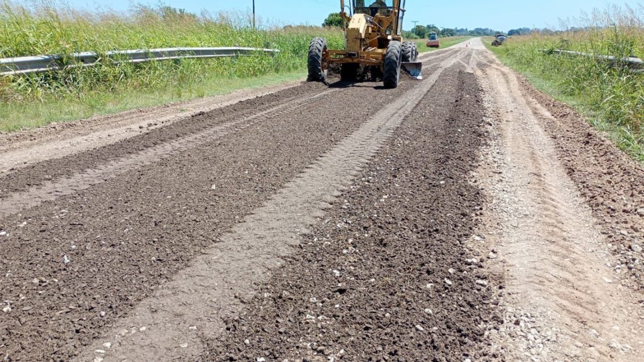 Máquinas viales trabajando en rutas del norte de Santa Fe