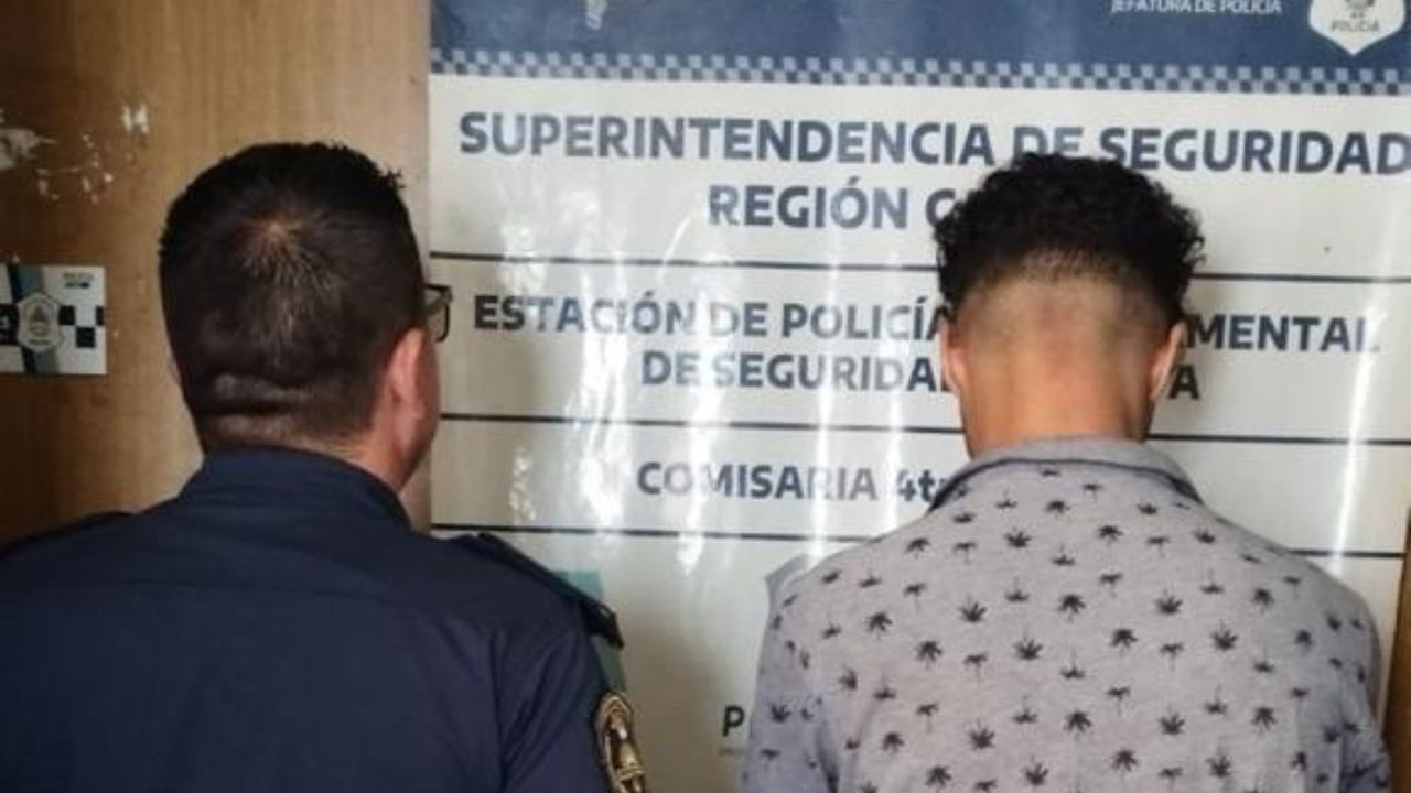 Patrullero policial en una calle de La Plata