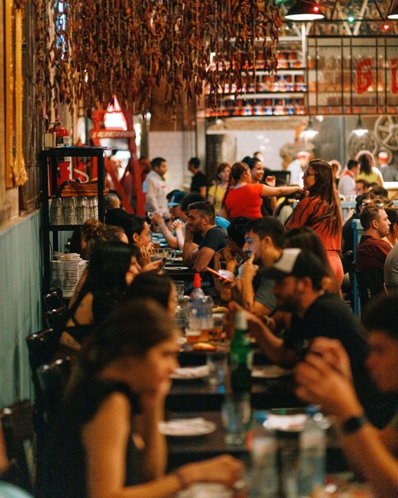 Pizzería Güerrín en la avenida Corrientes, ícono de la pizza porteña