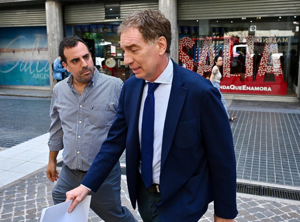 Diego Santilli y Gustavo Valdés en una reunión política