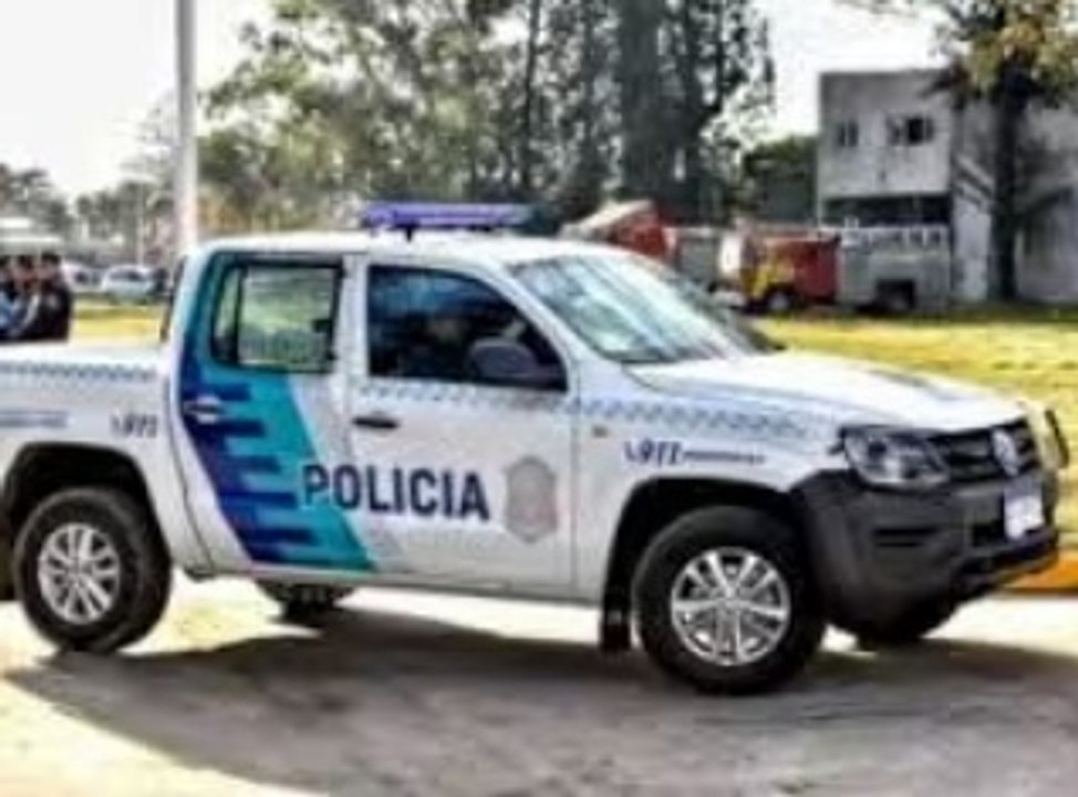 Patrullero policial en un operativo nocturno