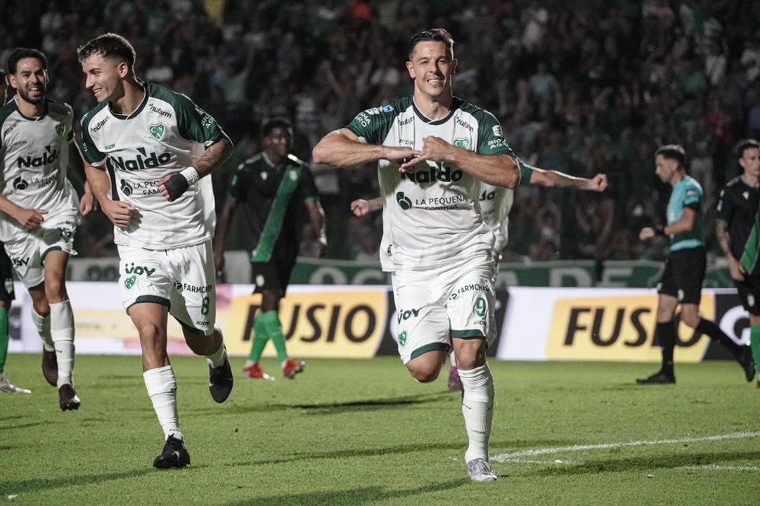 Sarmiento celebra el triunfo ante Banfield en el Eva Perón